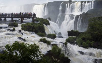 Promenade en bateau au pied des chutes, côté brésilien “Macuco Tour”