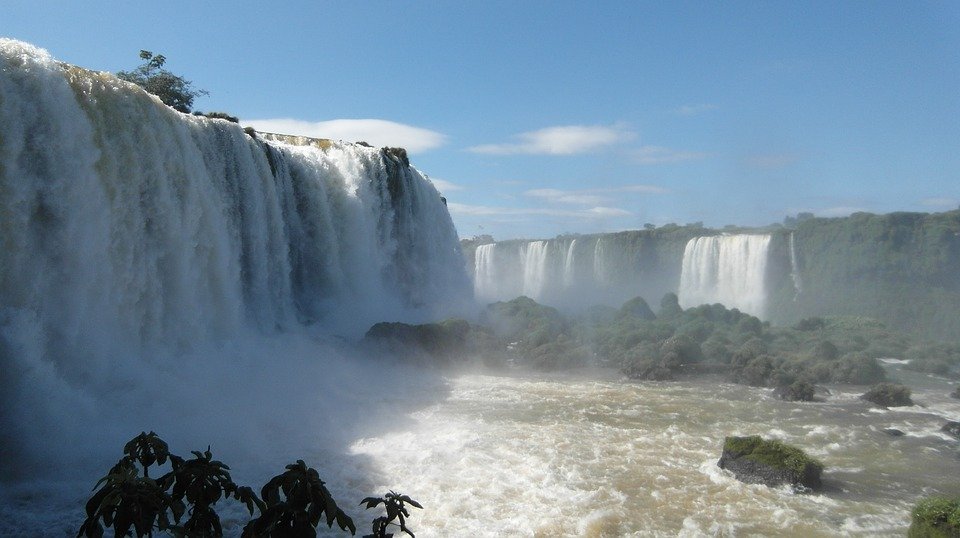 Promenade en bateau au pied des chutes, côté argentin “Gran Aventura Tour”